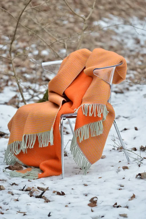 bárány gyapjú pléd havas erdőben székre terítve