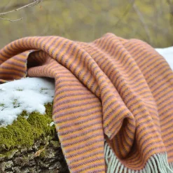 gyapjú takaró pléd részlete erdőben