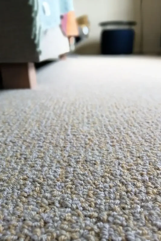 Hand-tufted technikával készült hurkolt felületű egyedi design szőnyeg részlete.