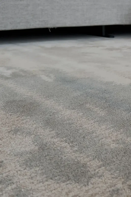 Hand-tufted technikával készült velúr felületű egyedi design szőnyeg részlete.