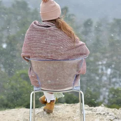 nő a hóesésben gyapjú pléddel betakarózva