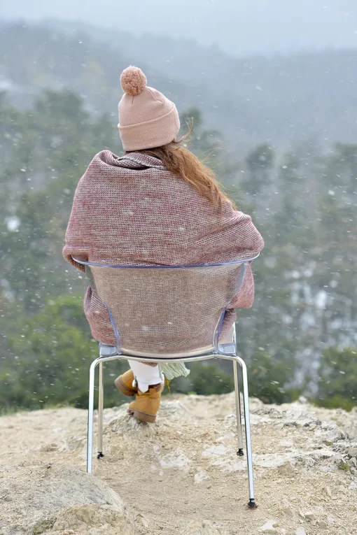 nő a hóesésben gyapjú pléddel betakarózva