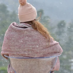 nő a téli erdőben gyapjú pléddel betakarózva