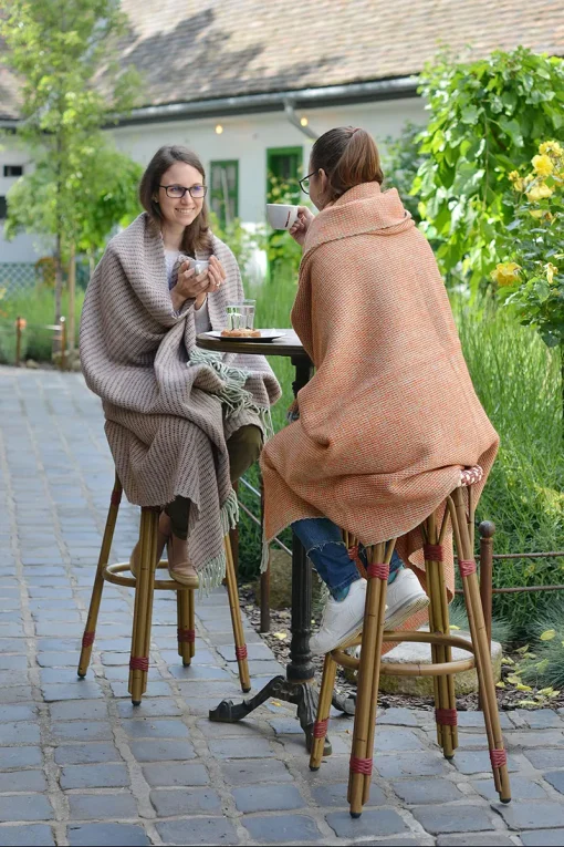 nők kártolt gyapjú plédbe takarózva kávéznak