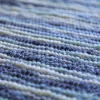 kék színátmenetes gyapjú szőnyeg részlete közelről