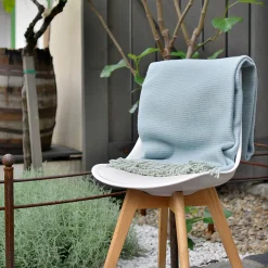 vastag kék pléd teraszon egy székre terítve