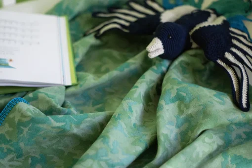 zöld baba takaró mesekönyvvel