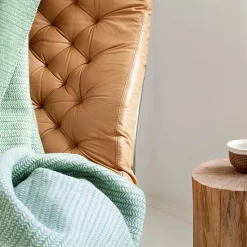 zöld pléd részlete fotelra terítve