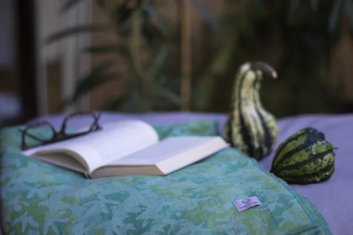 zöld takaró teraszon könyvvel
